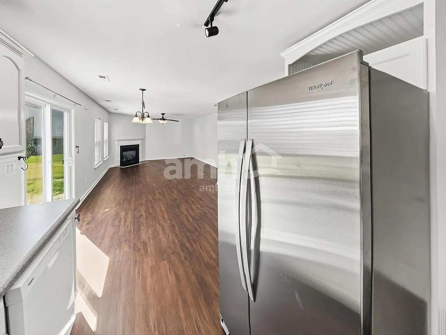 3 bed, 2.5 bath, 2370 sqft, $2,420 — Photo 4