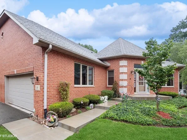 17 Billy Casper Ln, Midlothian, IL 60445