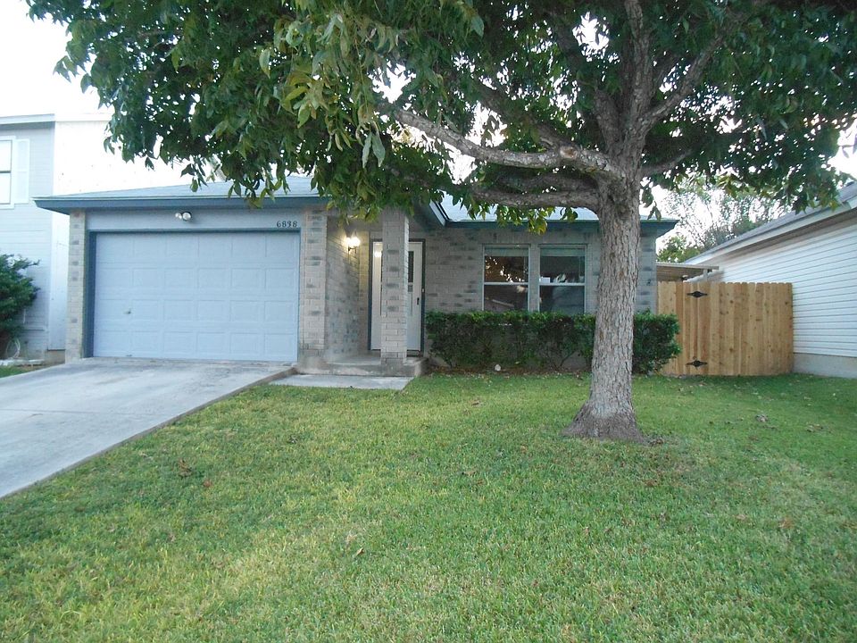 FRONT OF 6838 Cape Meadow Dr/
