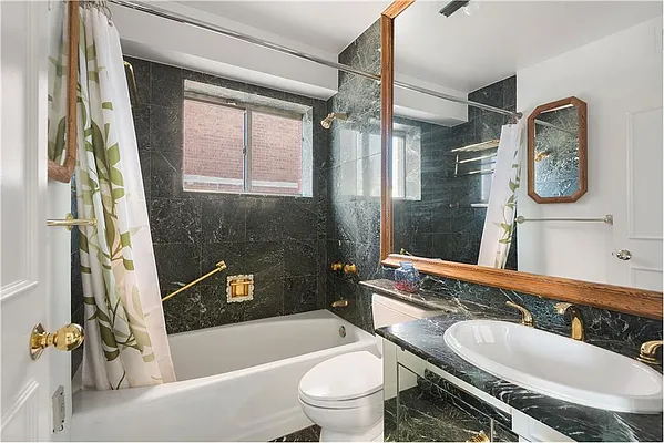 Sold by Vivaldi Real Estate | media 6