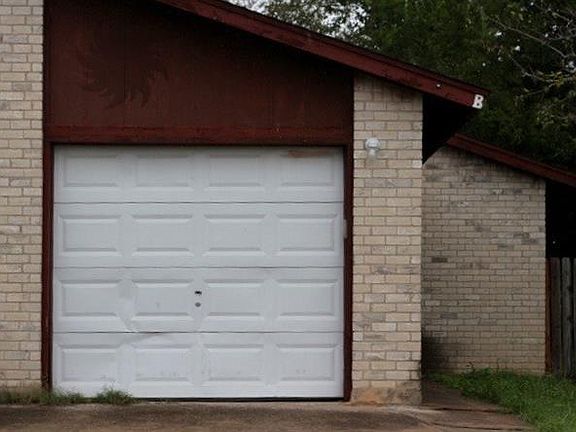 2nd image of 1909 Townesouth Cir