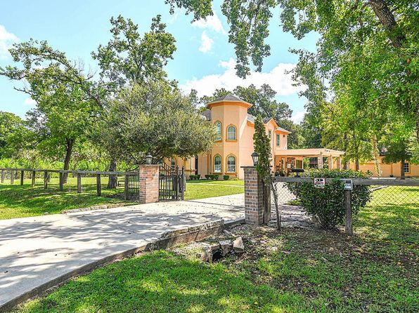 610 Wrangler Rd, Wallis, TX 77485