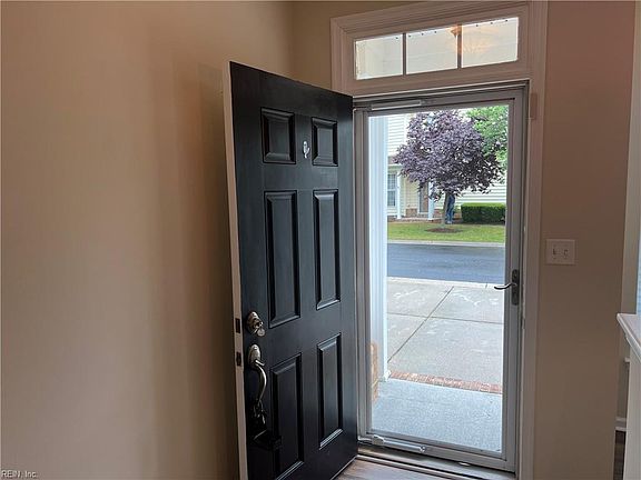 3rd image of 905 Lambourne Ln