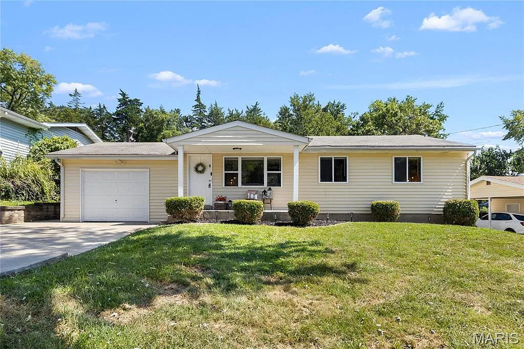 3 bed, 1.0 bath, 912 sqft, $2,295 — Photo 1