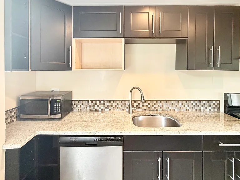 75 Whitney Ave #4C — Photo 2