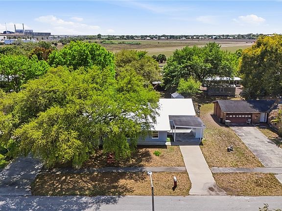 5th image of 210 E Sugarland Cir