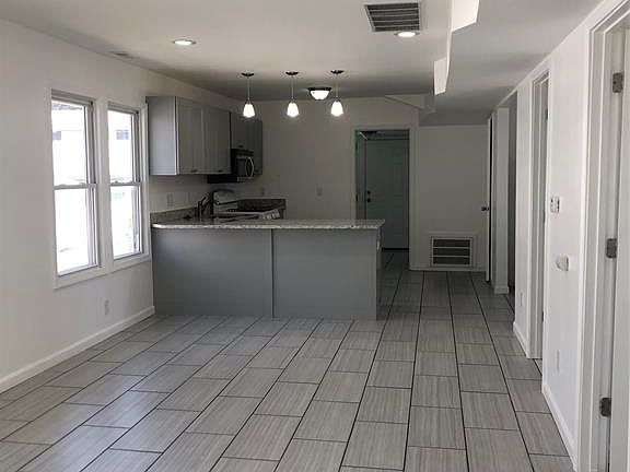 4th image of 985 E Coy Ave