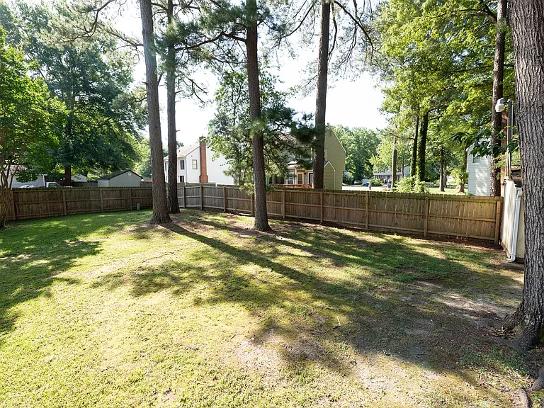 4329 Deertrail Dr N — Photo 30
