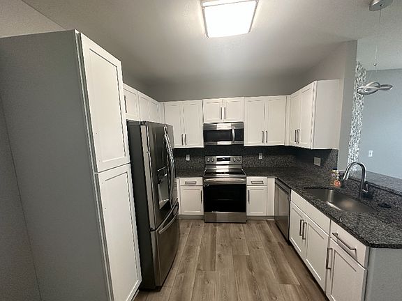4th image of 43017 Burlington Dr
