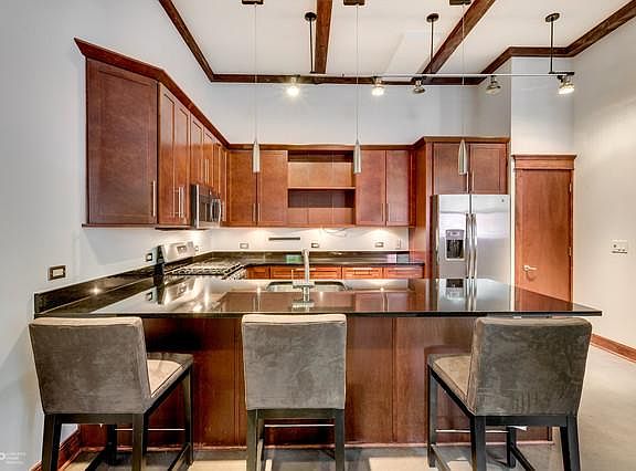 3rd image of 650 N Wood St APT 1N