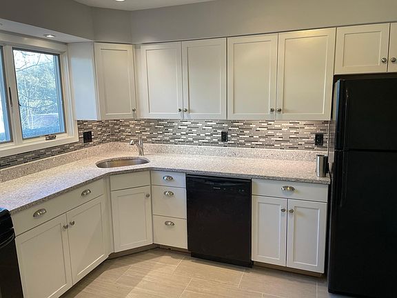 4th image of 216 Bellerose Ave #1