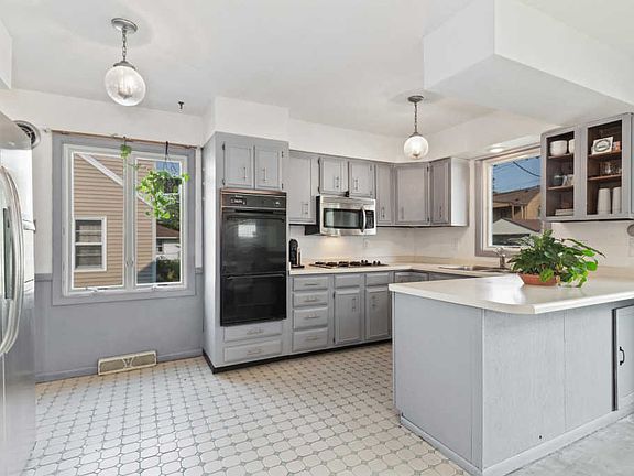 4th image of 1707 Rose Ave E