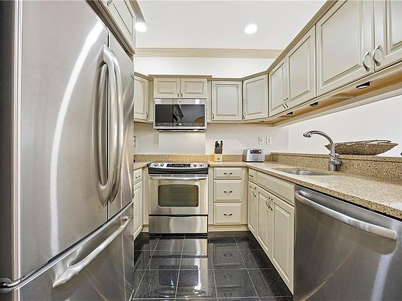 5th image of 2499 Peachtree Rd NE APT 108