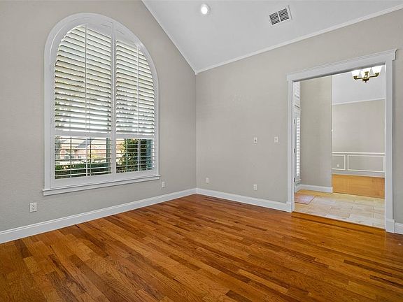 4th image of 909 Country Creek Ln