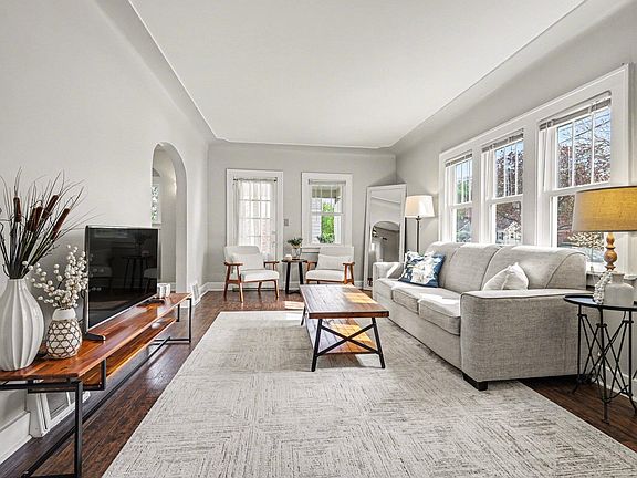 4th image of 225 Lawndale Ave NE