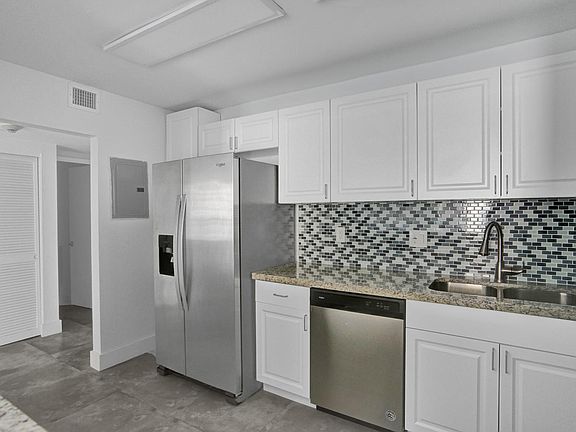 4th image of 19380 Collins Ave APT 1010