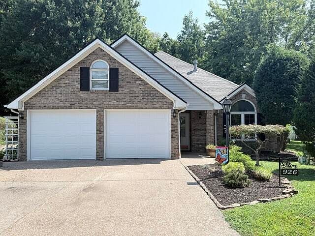 1st image of 926 Stonebrook Dr