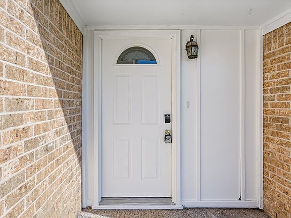 5th image of 907 Willowbrook St