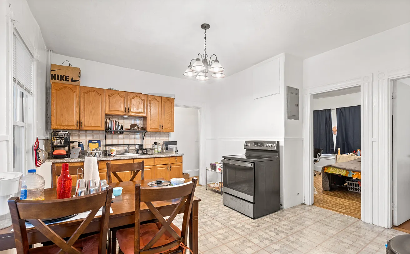 4 bed, 9999 sqft, $5,200 — Photo 1