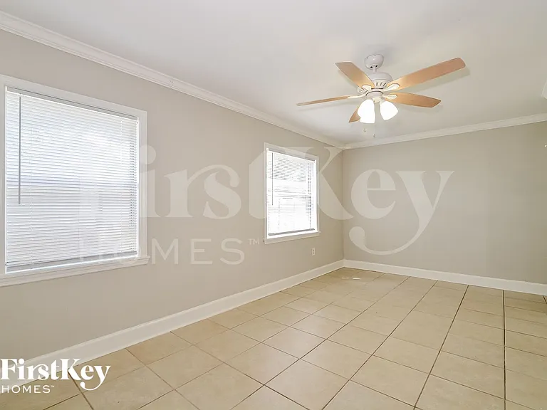 561 Monroe Ave — Photo 8