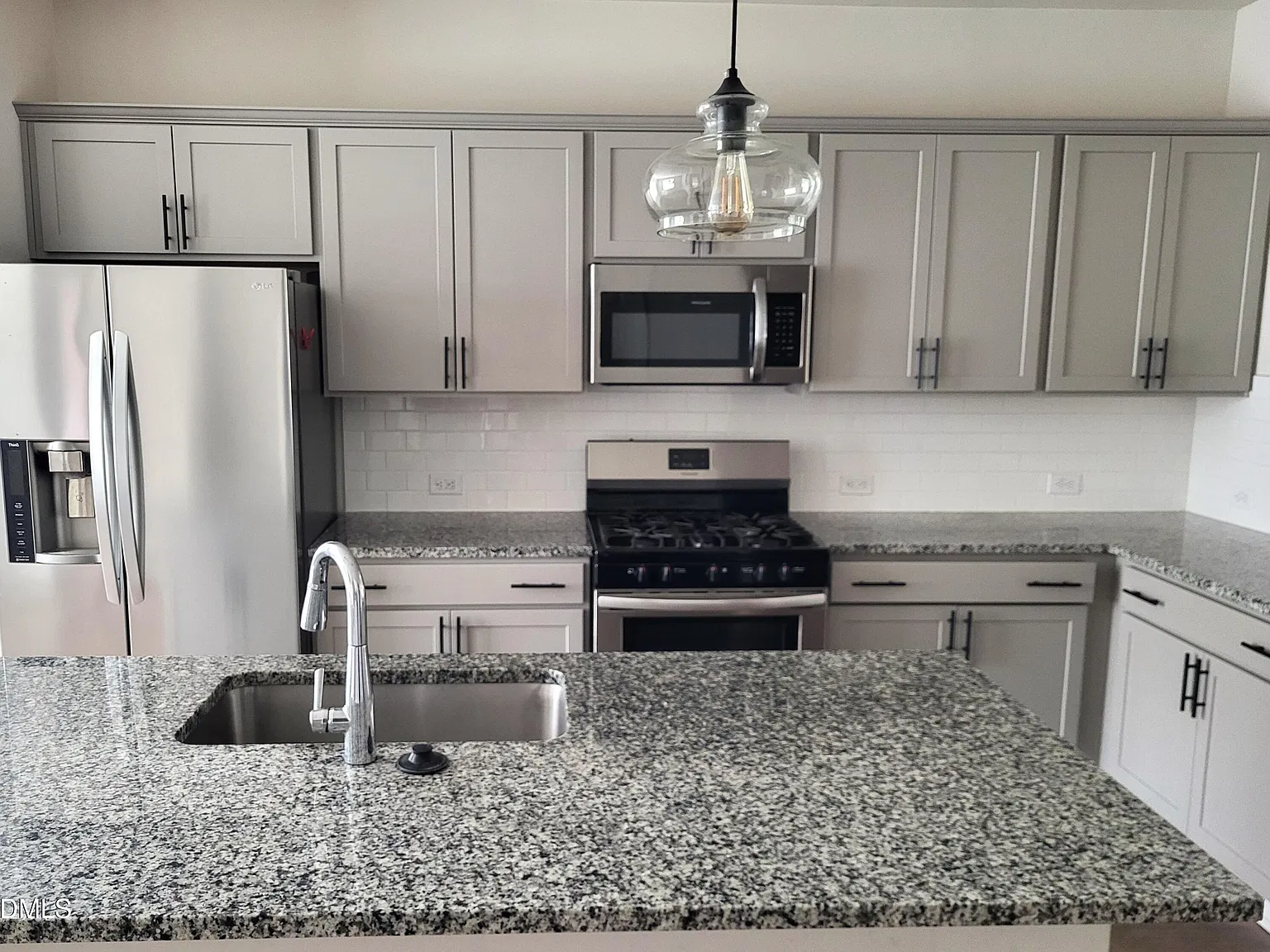 3 bed, 2.5 bath, 1800 sqft, $1,895 — Photo 4