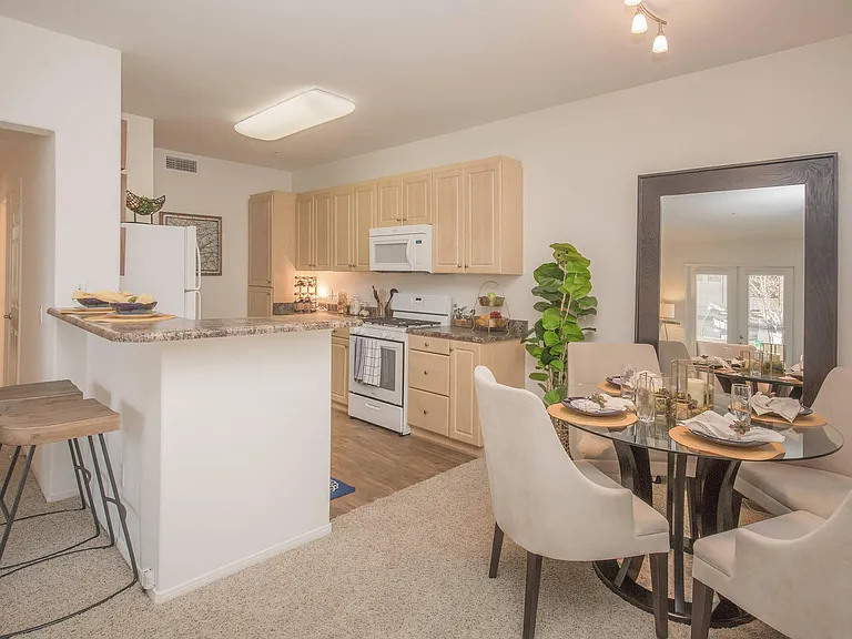 Laurel Vista Apartment Homes — Photo 20