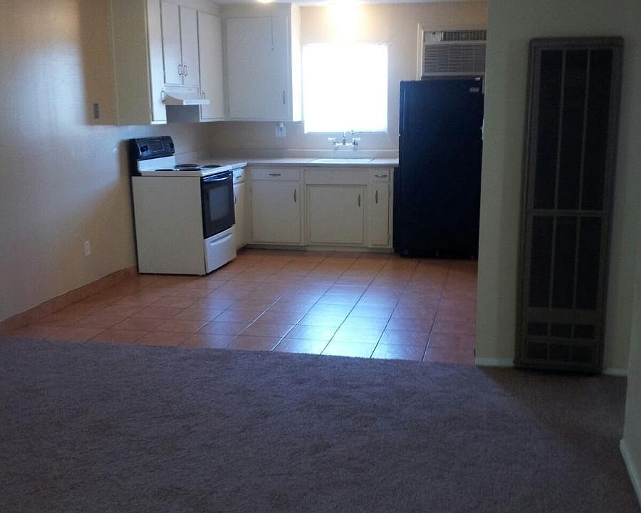 #17 KITCHEN & LIVING W/NEW CARPET
