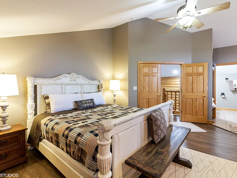 Master kind size bed