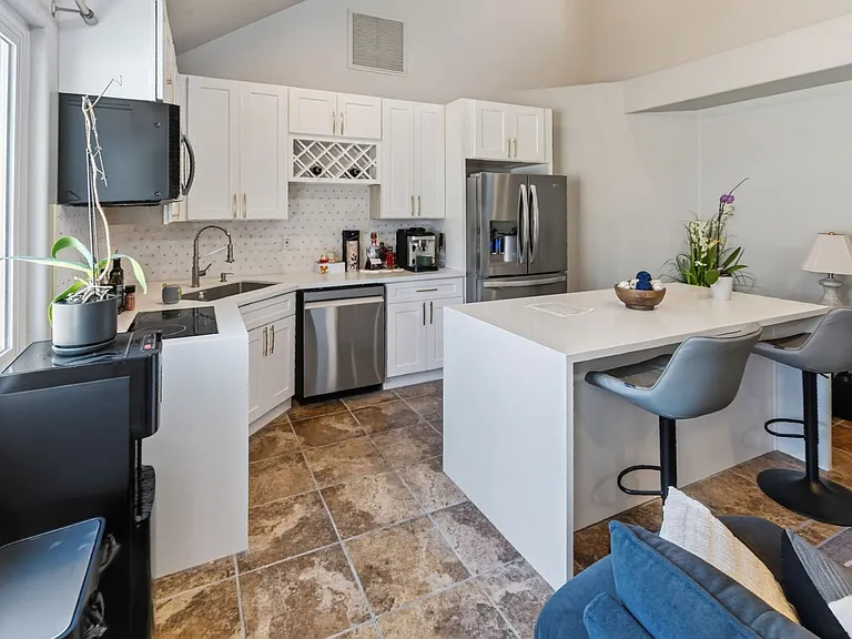 880 La Terraza Blvd #3 — Photo 5