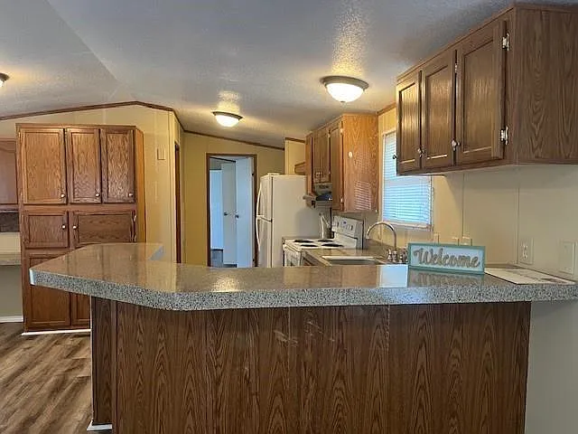 3 bed, 2.0 bath, 1216 sqft, $1,300 — Photo 2