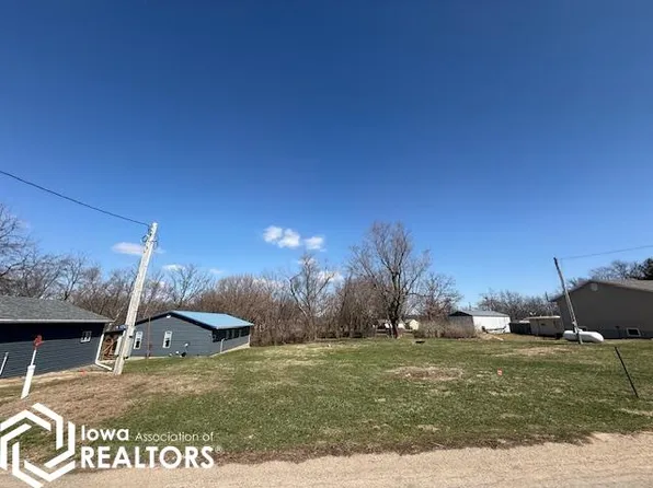 1251 Holiday Ln, Brooklyn, IA 52211