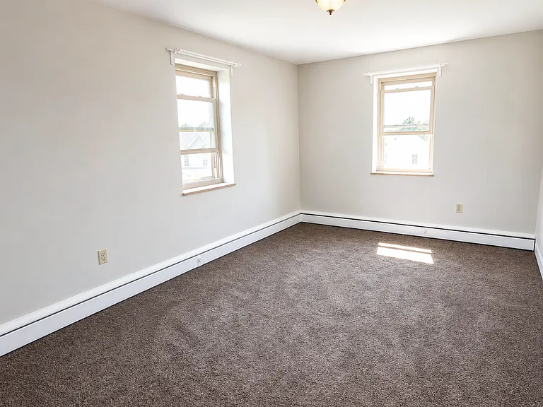 Carpeted 1 Bed/1 Bath (Unit 104)