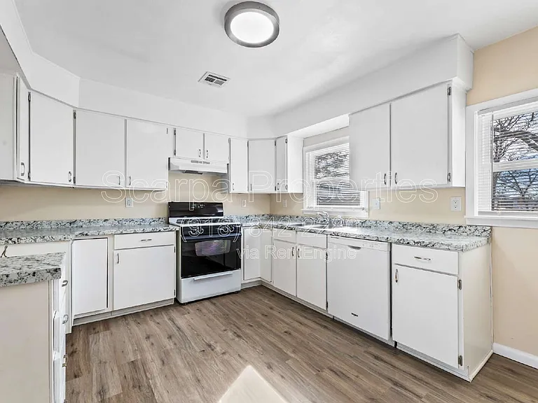 921 W Midway St — Photo 7