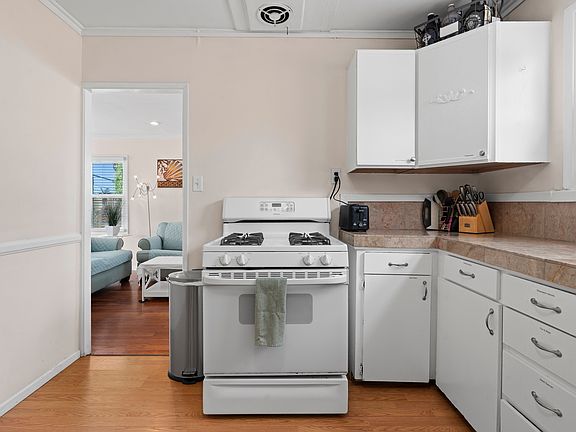 4th image of 2615 Clovis St