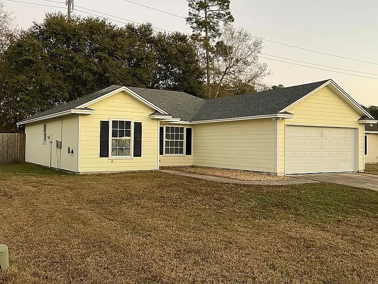 329 Hallowes Dr — Photo 2