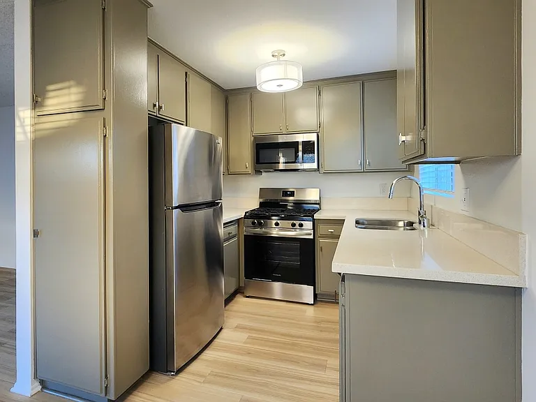 1410 Wellesley Ave #205 — Photo 10