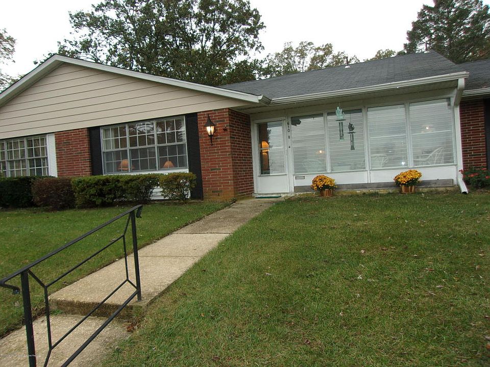 1st image of 610B Lake Point Dr