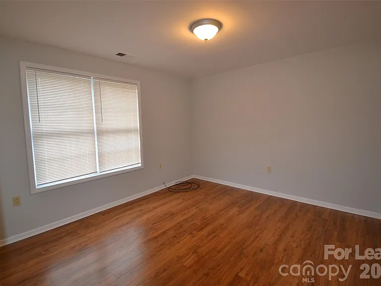 924 Junius St — Photo 8