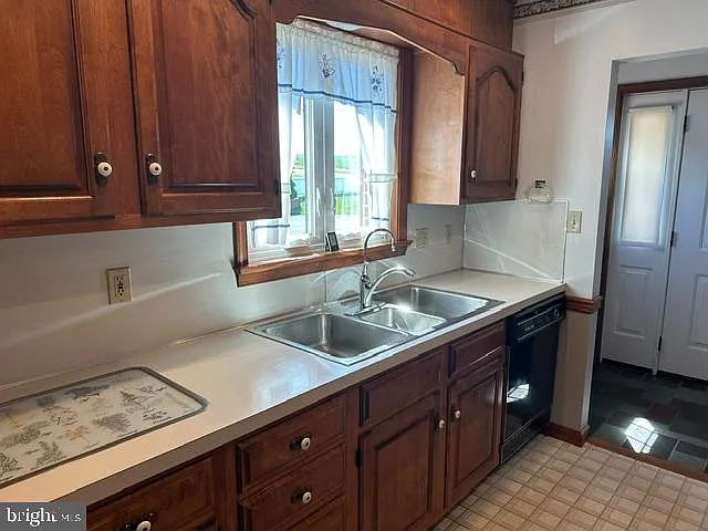 1463 Main St — Photo 13