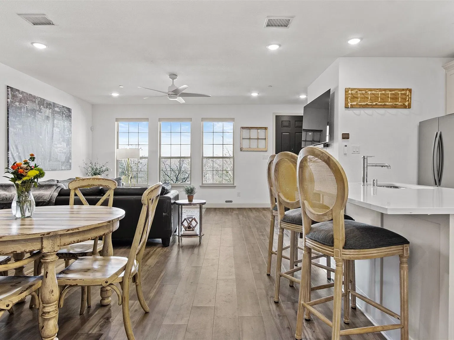 3 bed, 2.5 bath, 1937 sqft, $2,800 — Photo 4