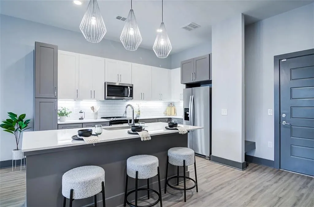 2 bed, 2.0 bath, 1354 sqft, $2,396 — Photo 2