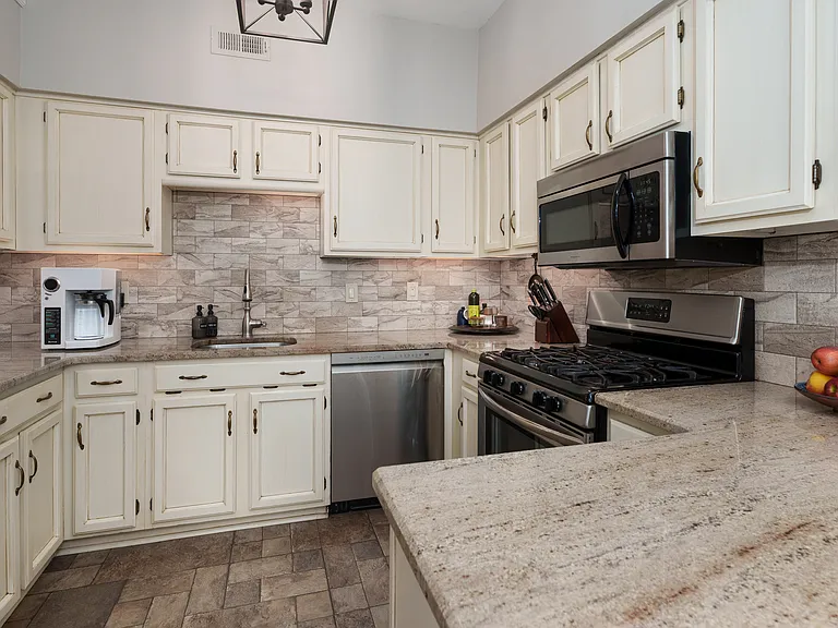 9 Woodmont Dr #9 — Photo 11