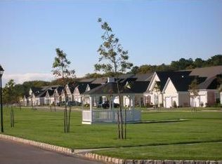 102 Old Country Rd, Eastport, NY 11941