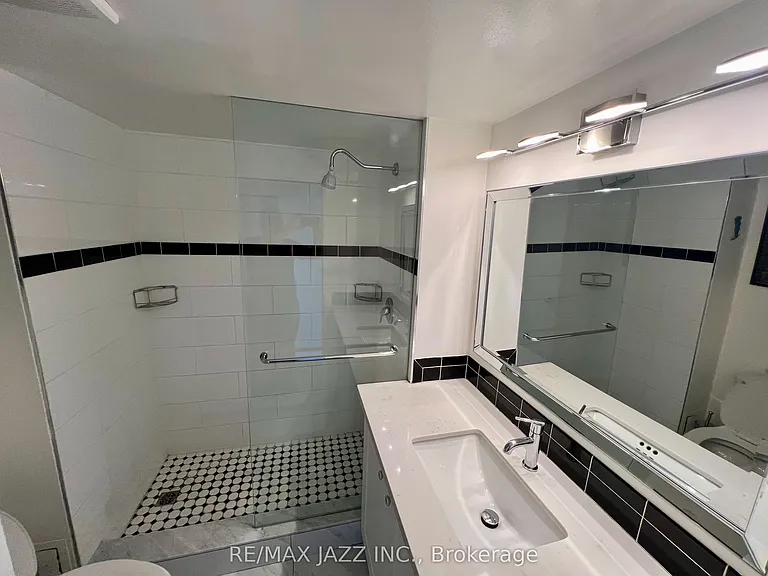 55 William St E #716 — Photo 11