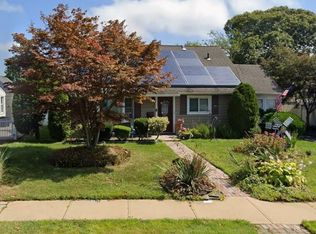 8 William St, Copiague, NY 11726