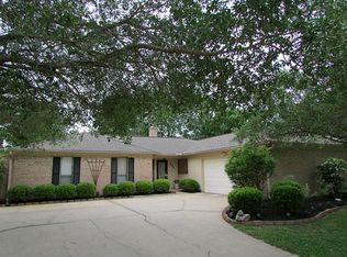 305 Raintree Ln, Lake Jackson, TX 77566