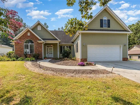 124 E Chinaberry Ct, Mocksville, NC 27028