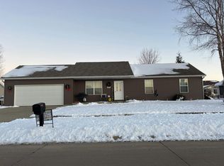 204 Fairview Dr, Manchester, IA 52057