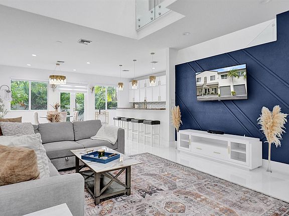 3rd image of 121 SE 7th Avenue #121