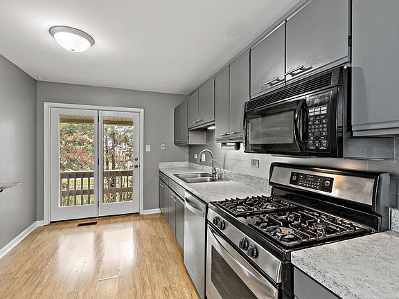 4th image of 17531 Cambridge Pl #9